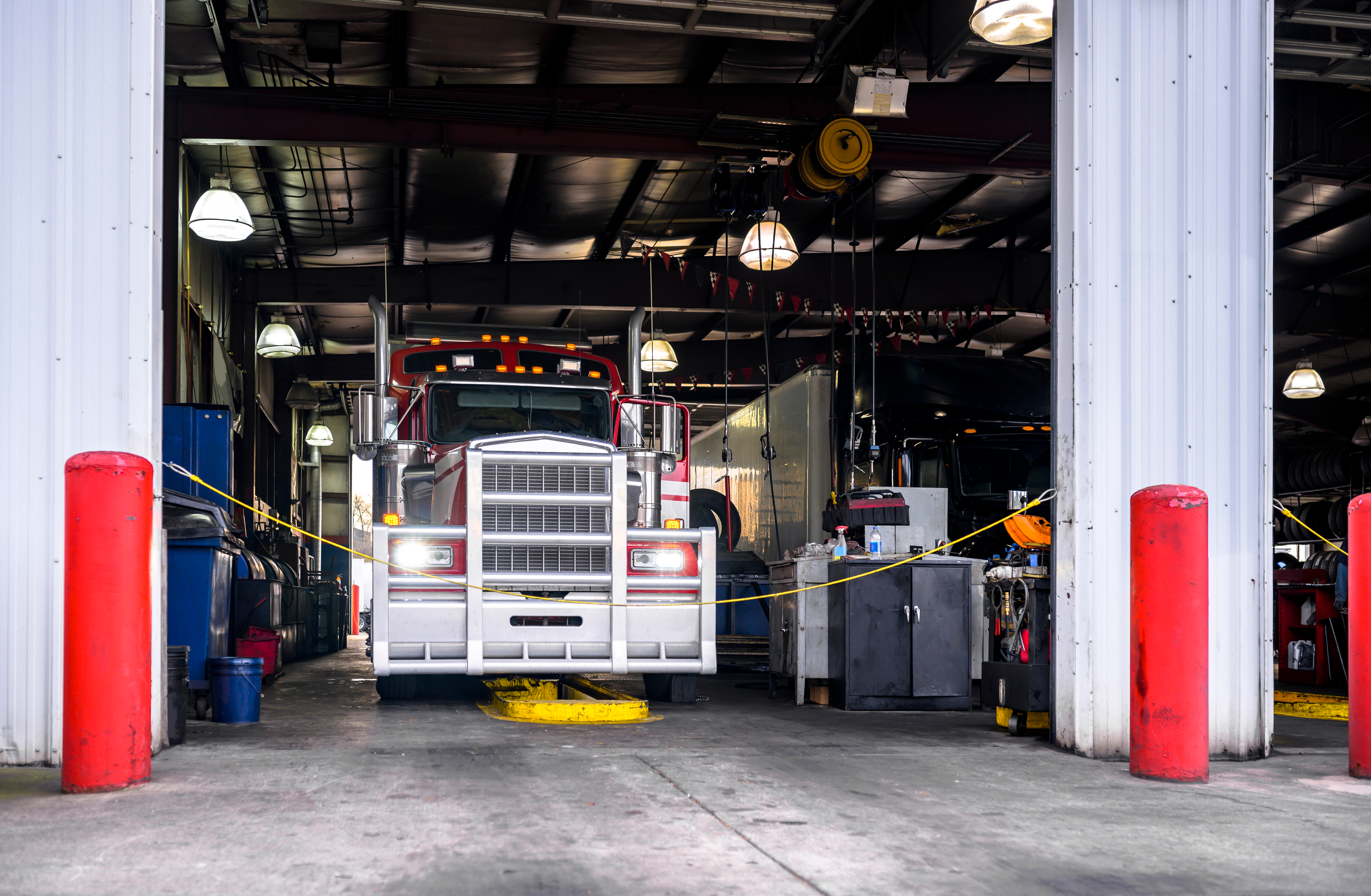 5 Key Elements of an Effective Fleet Safety Program 1 Fleet Safety Program,Classic,Powerful,Diesel,Big,Rig,Red,Semi,Truck,With,Grille